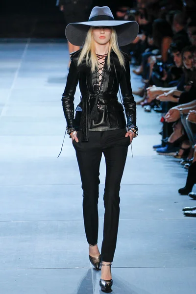 Look 10
